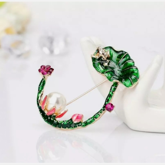 Gold plated pink and white crystal pearl Lily pad frog necklace/brooch - Picture 9 of 15